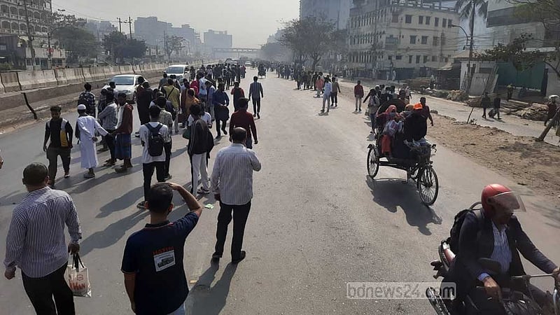 সপ্তাহের প্রথম সকালে দুর্ভোগে অফিসগামীরা