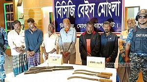 বাগেরহাটে দেশীয় অস্ত্রসহ ৭ ‘বনদস্যু’ গ্রেপ্তার