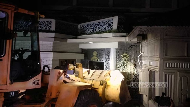 বরিশালে আমুর বাড়ি ভেঙে আগুন দিয়েছে জনতা