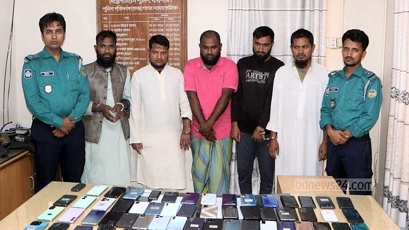 বরিশালে চরমোনাই মাহফিল থেকে চুরি হওয়া ৬৪ মোবাইলসহ আটক ৫