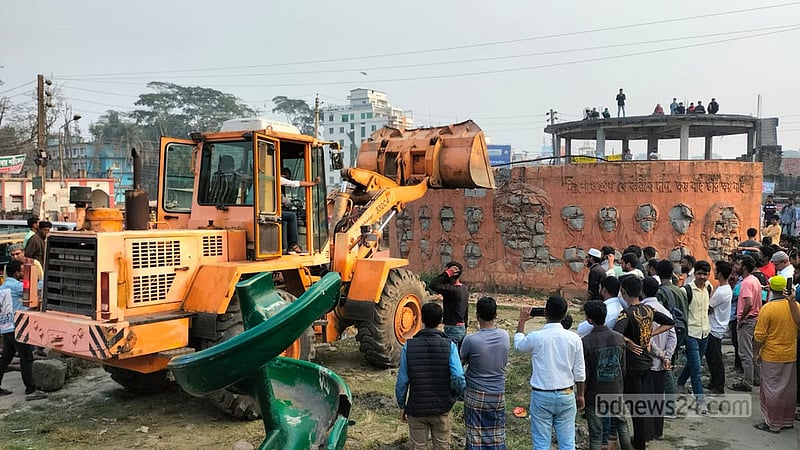 বরিশালে শেখ মুজিবের ভাস্কর্য ও শিশু পার্ক ভাঙচুর