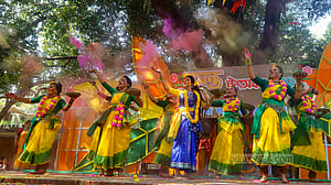 বকুলতলায় বসন্ত বরণ