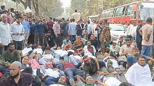 কাফনের কাপড় পরে সচিবালয়ের সামনে আন্দোলনরত বিডিআর সদস্যরা