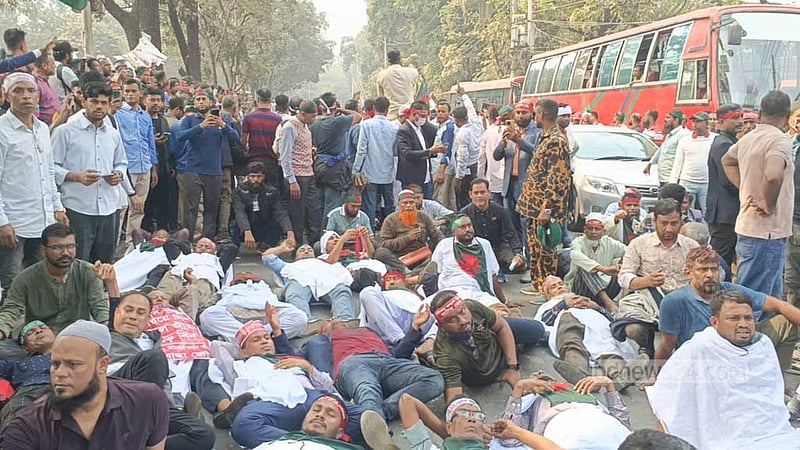 কাফনের কাপড় পরে সচিবালয়ের সামনে আন্দোলনরত বিডিআর সদস্যরা