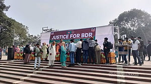 শহীদ মিনারে চাকরিচ্যুত বিডিআর সদস্যরা, দাবি পূরণে ২৪ ঘণ্টা