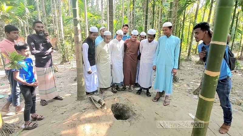 ভোলায় রাতে ৫ কবরের কঙ্কাল চুরি