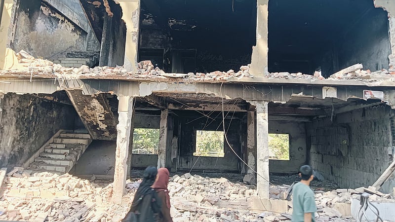 ভোলায় গুঁড়িয়ে দেওয়া হয়েছে বঙ্গবন্ধুর ৩ ম্যুরাল