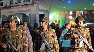 বগুড়ায় অপসারণের দাবিতে অধ্যক্ষকে অবরুদ্ধ, উদ্ধার করল সেনাবাহিনী