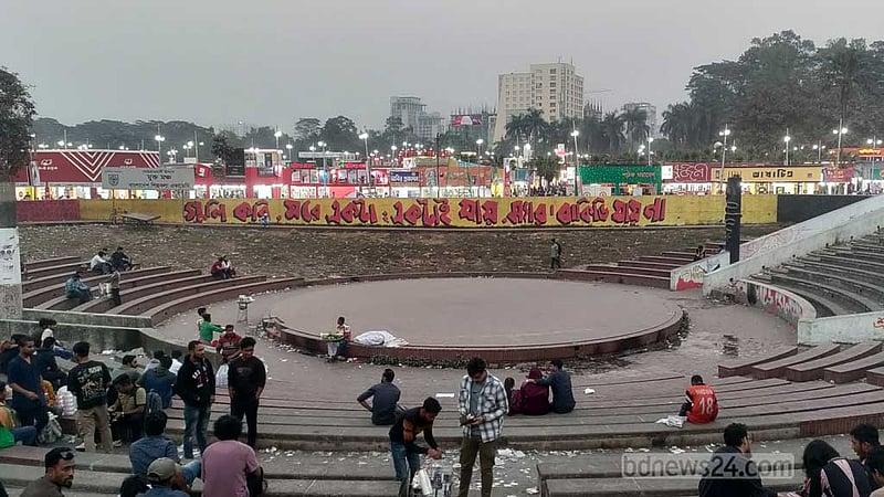 বইমেলার জনারণ্যে ‘ফাঁকা মঞ্চ’