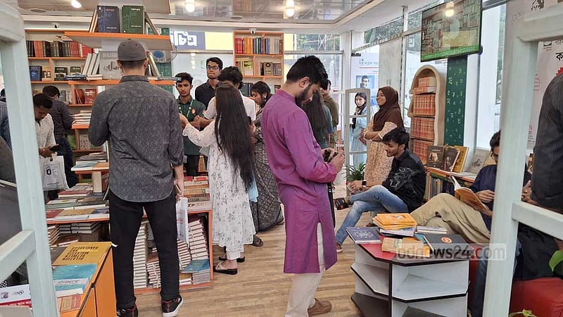 বইমেলা: শেষ বেলায় ক্রেতা কই? স্টলে স্টলে হতাশা