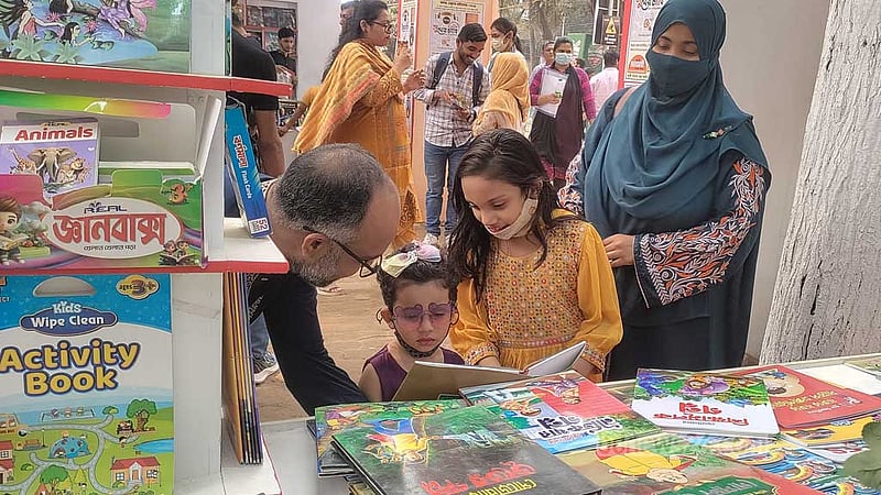 বইমেলার শেষ শিশুপ্রহরে ‘প্রাণহীন’ উচ্ছ্বাস