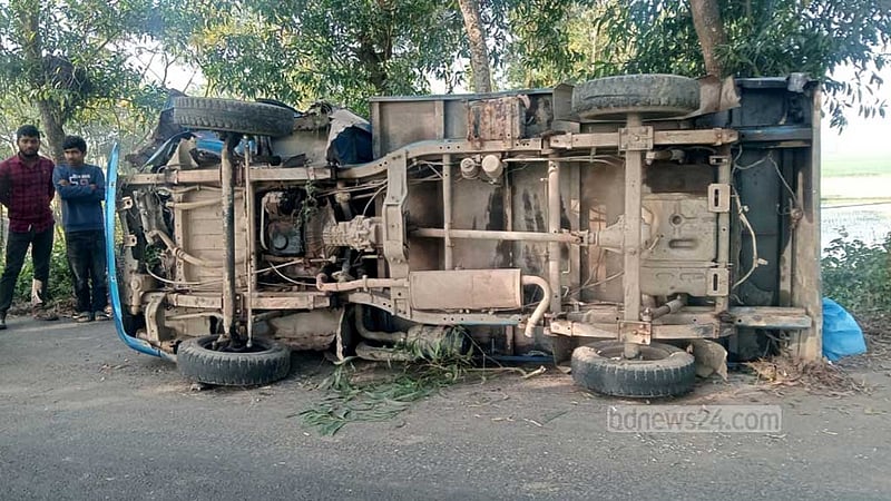 চালককে কোপাতে গিয়ে পিকআপ ভ্যান চাপায় ডাকাতের মৃত্যু
