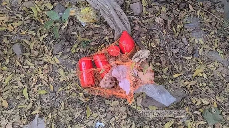 এবার কেরু চত্বরে একসঙ্গে চারটি বোমাসদৃশ বস্তু