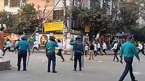 সড়ক ছেড়েছে সিটি ও আইডিয়ালের শিক্ষার্থীরা, হাসপাতালে ৫
