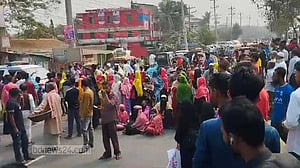 কুমিল্লায় বকেয়া বেতনের দাবিতে শ্রমিকদের মহাসড়ক অবরোধ