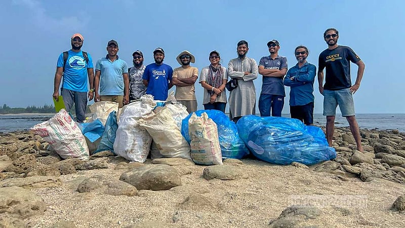 ছেঁড়া দ্বীপে পরিচ্ছন্ন অভিযান চালাল ‘কেওক্রাডং বাংলাদেশ’