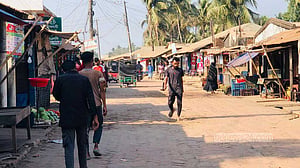 কক্সবাজারে বিমান ঘাঁটির কাছে সংঘর্ষ: লোক সমাগম কম সমিতিপাড়া বাজারে