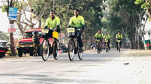 মেরিন ড্রাইভে সাইকেল চালালেন ৪০০ দেশি-বিদেশি প্রতিযোগী