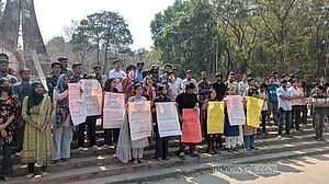 চবির ৯ ছাত্রীর বহিষ্কারাদেশ প্রত্যাহারের দাবিতে মানববন্ধন
