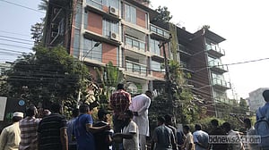 ডাকাতির খবরে চট্টগ্রামে বাড়ি ঘিরে অভিযান