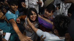 ৩২ নম্বরে আওয়ামী লীগ সন্দেহে নারীসহ দুজনকে গণপিটুনি