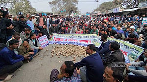দিনাজপুরে আলু চাষি-ব্যবসায়ীদের সড়ক অবরোধ, ৪ হিমাগার সিলগালা