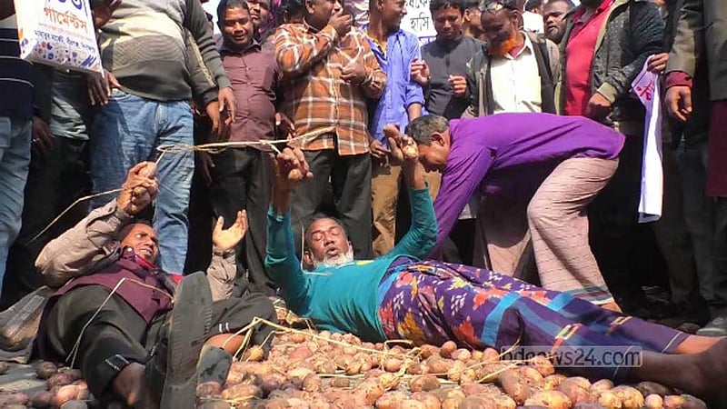 হিমাগারের ভাড়া কমানোর দাবিতে দিনাজপুরে সড়কে আলু ফেলে অবরোধ