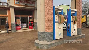 পাম্পে তেল বিক্রি বন্ধ, দিনাজপুরে ভোগান্তিতে যানবাহন চালকরা