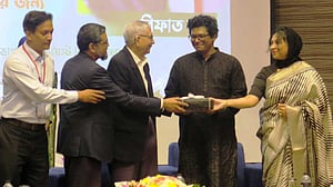 ‘অভ্র’র সহ প্রতিষ্ঠাতা রিফাত নবীকে সংবর্ধনা দিল ইস্ট ওয়েস্ট ইউনিভার্সিটি