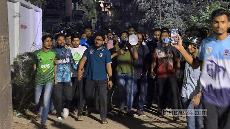 স্বরাষ্ট্র উপদেষ্টার পদত্যাগ দাবিতে মধ্যরাতে ঢাবিতে মিছিল