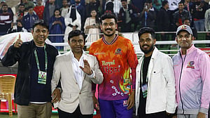 ‘আইন শৃঙ্খলাবাহিনীর হেফাজতে’ নেওয়ার পর অর্থ পরিশোধের আশ্বাস রাজশাহীর কর্ণধারের