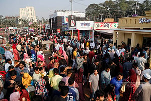ছুটির দিনে বইমেলায় ভিড়