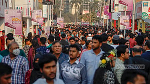 ছুটির দিনে বইমেলায় জনস্রোত, আছে অনিয়মেরও অভিযোগ