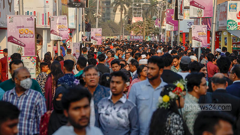 ছুটির দিনে বইমেলায় জনস্রোত, আছে অনিয়মেরও অভিযোগ