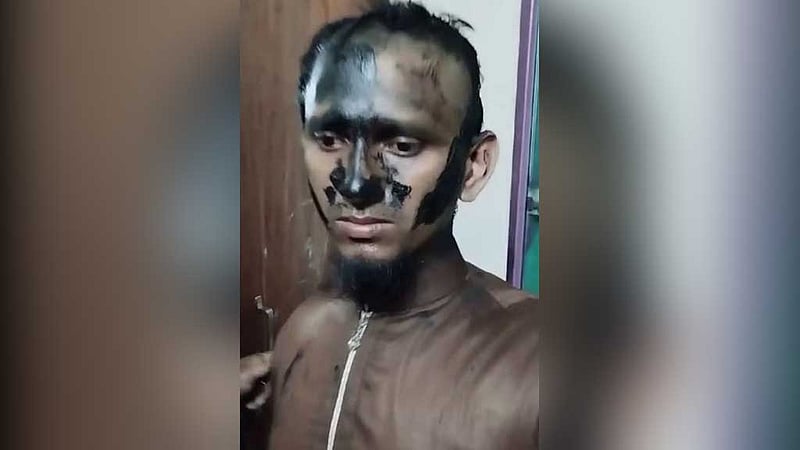 মাদ্রাসা ছাত্রকে ‘ধর্ষণ’, মাথা মুড়িয়ে শিক্ষকের মুখে আলকাতরা