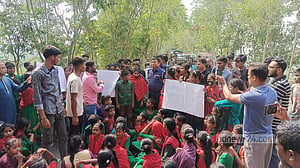 সড়কে ২ শিক্ষকের মৃত্যু: ফরিদপুরে মাহিন্দ্রা বন্ধের দাবি শিক্ষার্থীদের