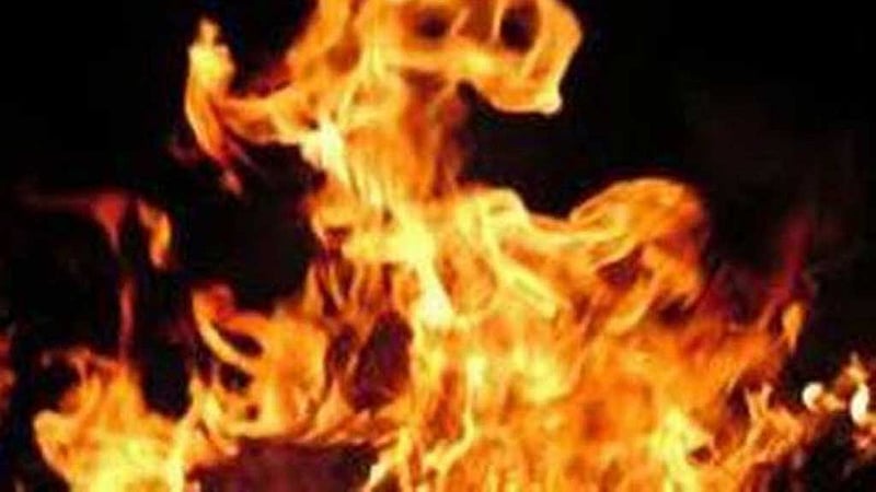 চট্টগ্রামের বিপণিবিতানে পুড়ল পোশাকের দোকান