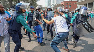 লাঠিপেটা করে চাকরিচ্যুত সাবেকদের সরাল পুলিশ
