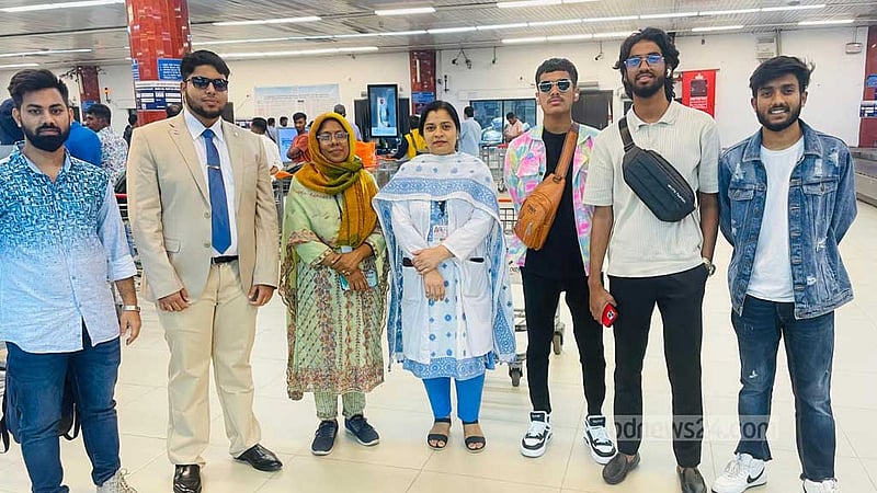 সিঙ্গাপুরে চিকিৎসা নিয়ে দেশে ফিরলেন আন্দোলনে আহত ৪ জন