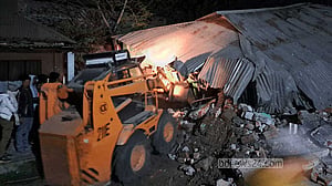 গাইবান্ধায় গুঁড়িয়ে দেওয়া হয়েছে আওয়ামী লীগ কার্যালয়