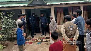 স্কুলশিক্ষকের বাড়িতে ঢুকে টাকা-সোনার গহনা লুটে নিল মুখোশধারীরা