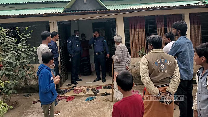 স্কুলশিক্ষকের বাড়িতে ঢুকে টাকা-সোনার গহনা লুটে নিল মুখোশধারীরা