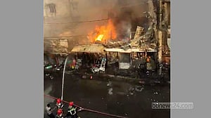 গাজীপুরে সড়কের পাশে বিপণিবিতানে আগুন, যানজট