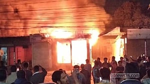 গাজীপুরে আগুনে পুড়ল ৫ ব্যবসা প্রতিষ্ঠান