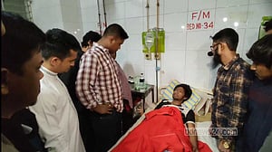 গাজীপুরে হামলা: হাসপাতালে আহতদের খবর নিলেন সারজিস ও হাসনাত