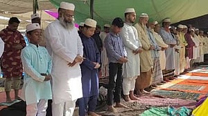 ইজতেমায় একসঙ্গে লাখো মানুষের জুমার নামাজ আদায়