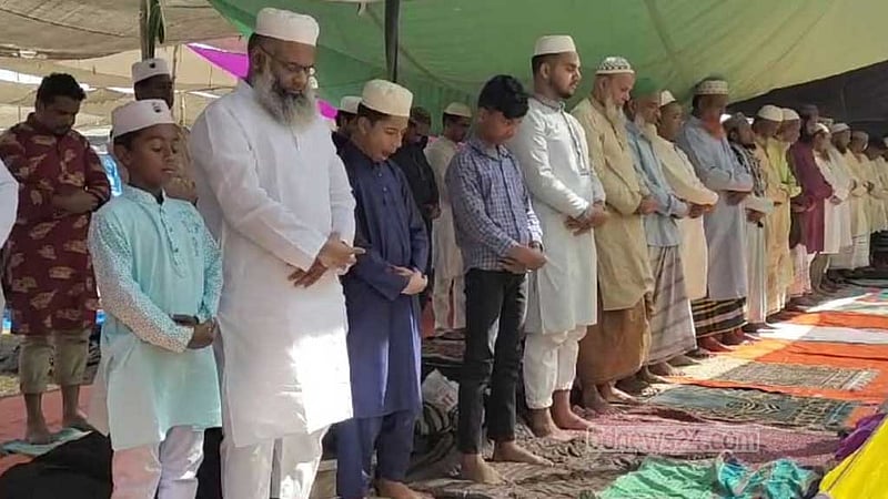 ইজতেমায় একসঙ্গে লাখো মানুষের জুমার নামাজ আদায়