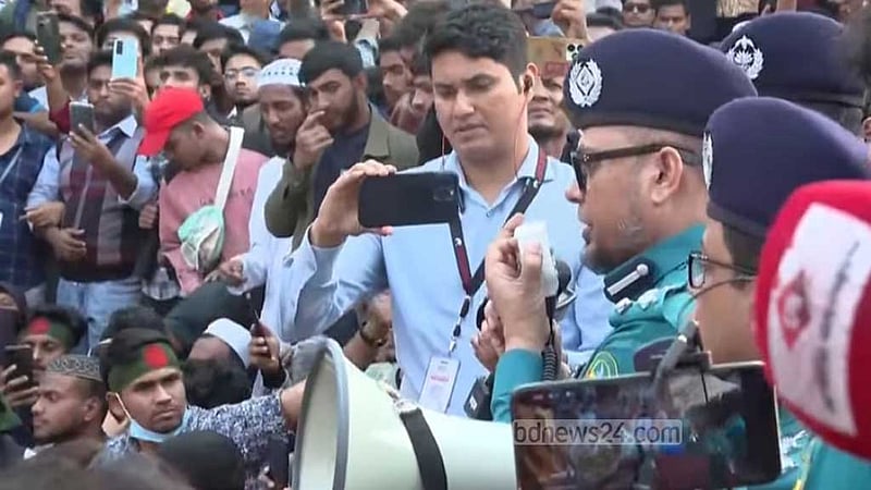 গাজীপুর সদর থানার ওসি ‘বরখাস্ত’, ক্ষমা চাইলেন কমিশনার