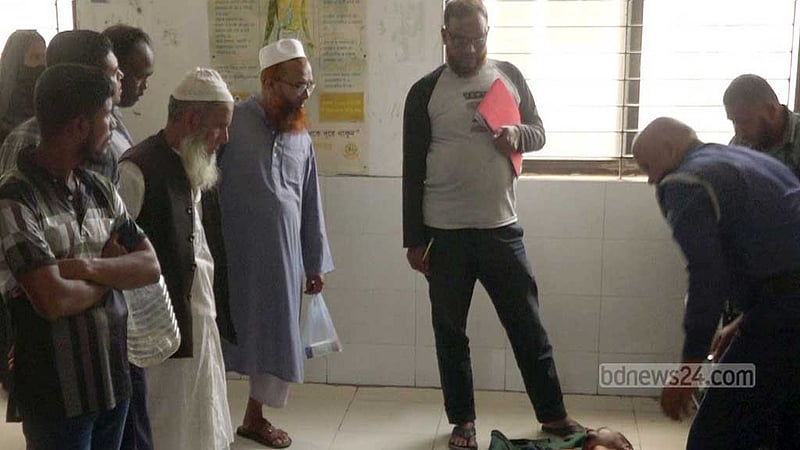 গোপালগঞ্জে মাটি কাটতে গিয়ে ভেকু উল্টে প্রাণ গেল চালকের