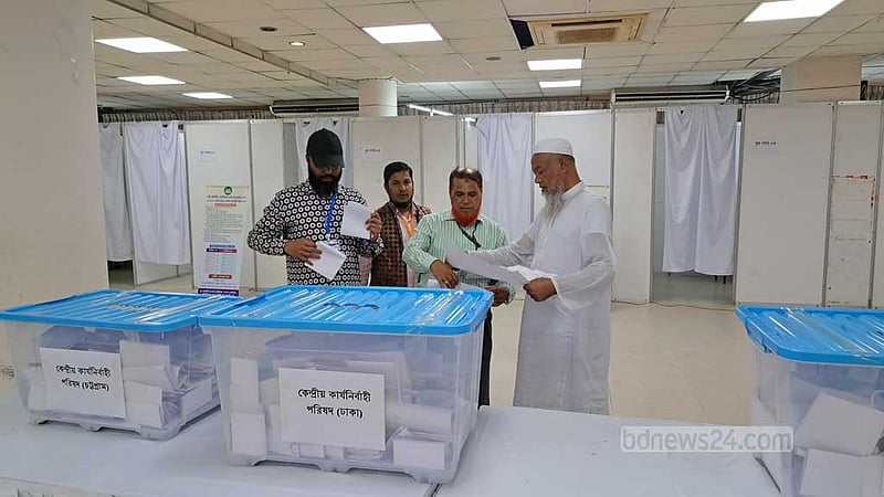 নেতৃত্ব বাছাইয়ে ভোট দিচ্ছেন হজ এজেন্সি মালিকরা